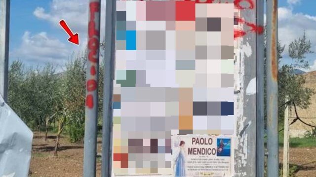 Paolo Mendico, insulto omofobo sulla bacheca con il manifesto funebre del 14enne suicida - Paolo Mendico omofobia sullannuncio mortuario - Gay.it