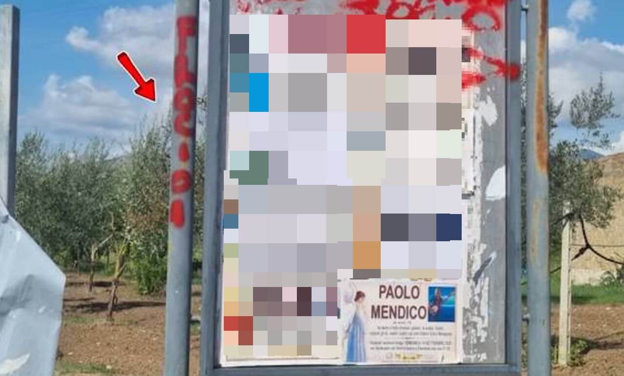 Paolo Mendico, insulto omofobo sulla bacheca con il manifesto funebre del 14enne suicida
