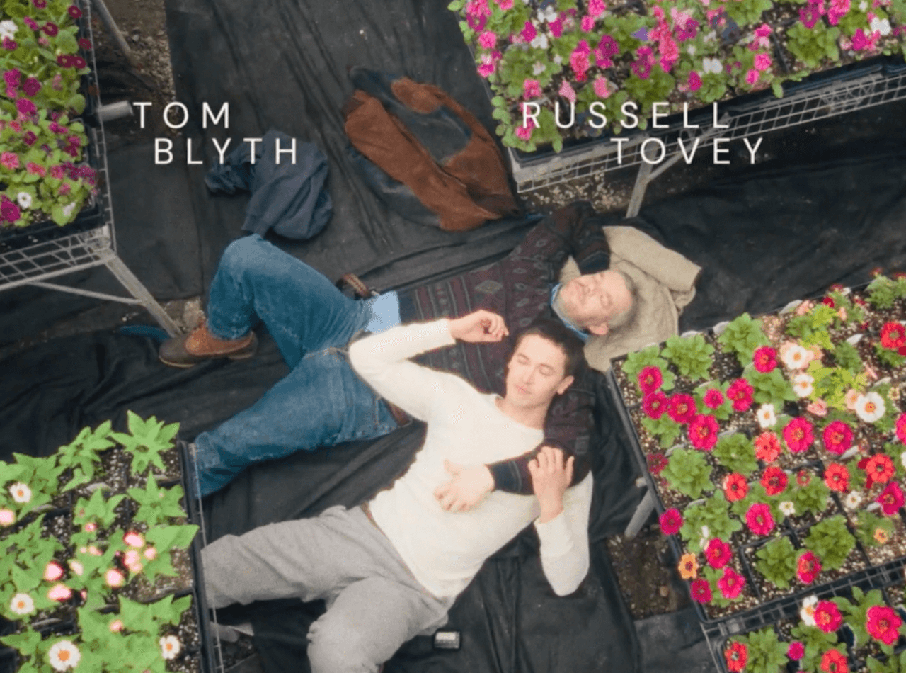 Plainclothes, Tom Blyth e Russel Tovey tra alchimia e desiderio queer nel film di Carmen Emmi - Plainclothes il film - Gay.it