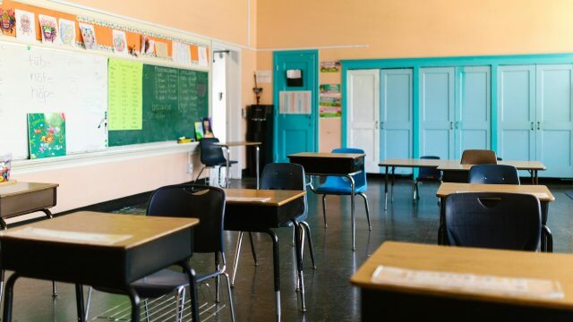 Choc in Francia, vittima di molestie perché lesbica, si suicida la preside Caroline Grandjean-Paccoud - Scuola - Gay.it