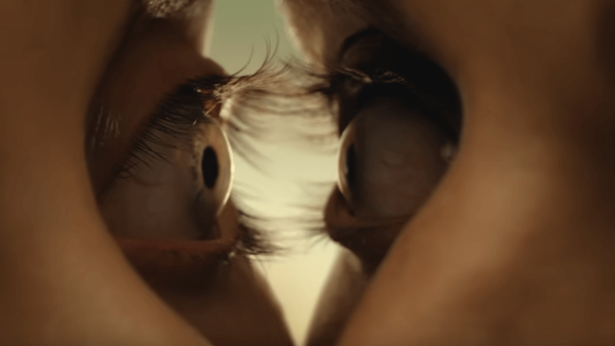 Together, la Cina censura l’horror trasformando una coppia gay in coppia etero con l’AI