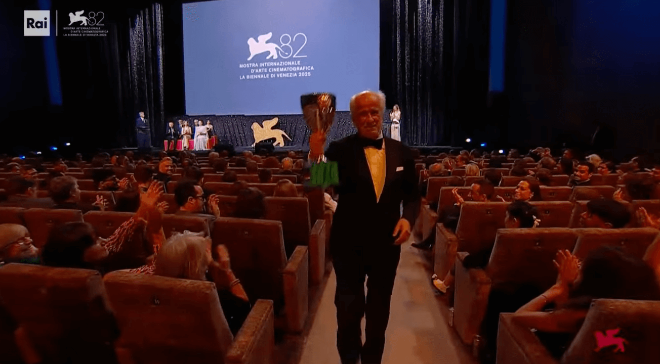 Venezia 2025, vince a sorpresa Jim Jarmush. Il mondo del Cinema si schiera al fianco del popolo palestinese - TONI SERVILLO - Gay.it