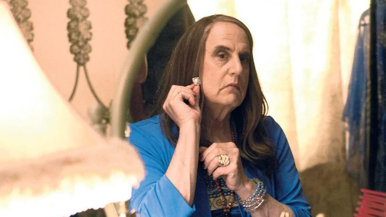 Melody, donna trans a 72 anni: "La transizione mi ha liberata, per 40 anni ho mentito a me stessa" - Transparent Jeffrey Tambor e Maura Pfefferman - Gay.it