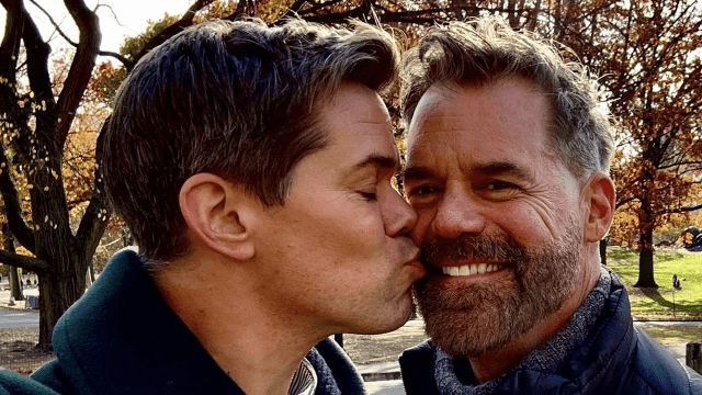 Tuc Watkins tra paternità, ruoli gay e la storia d'amore con Andrew Rannells: "Mi sento molto fortunato" - Tuc Watkins e Andrew Rannells - Gay.it