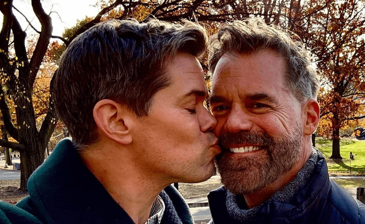 Tuc Watkins tra paternità, ruoli gay e la storia d’amore con Andrew Rannells: “Mi sento molto fortunato”
