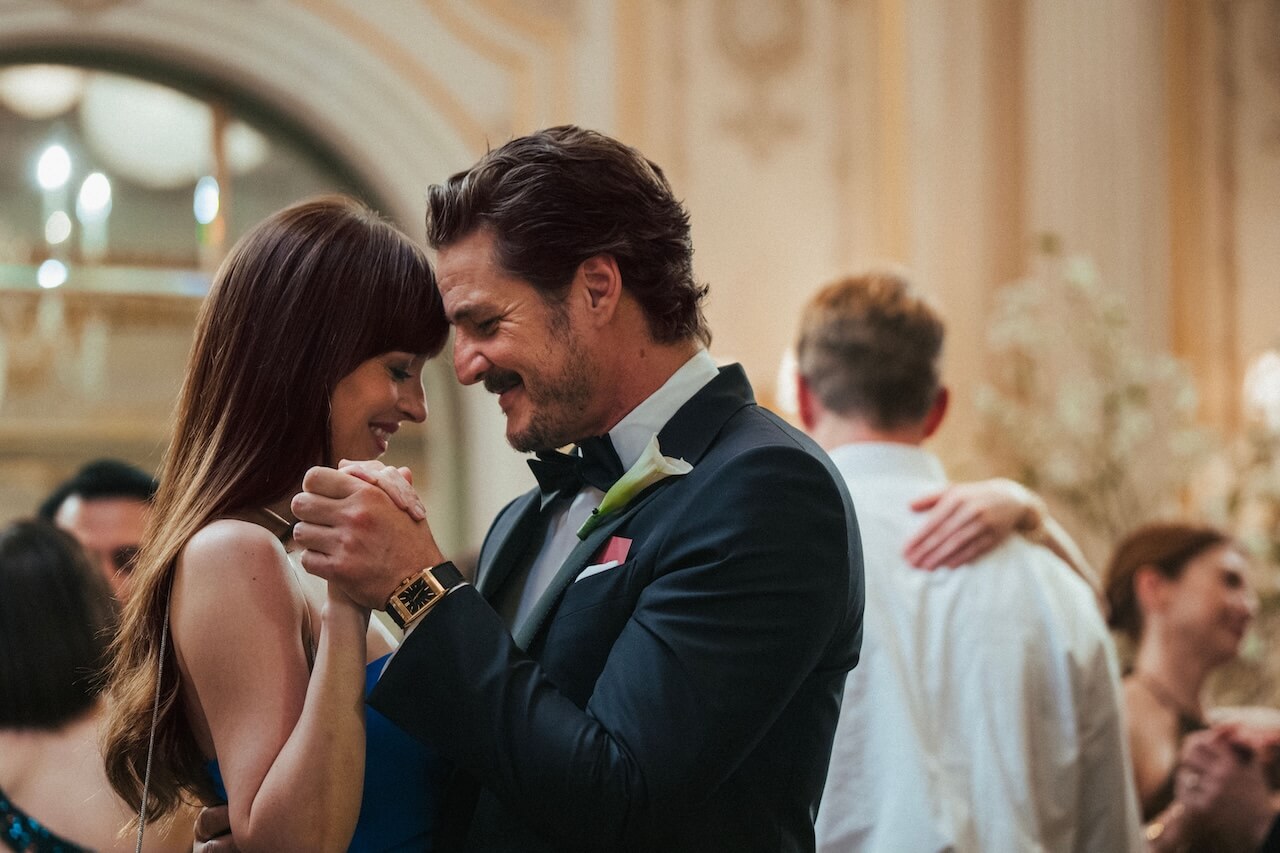 Material Love, arriva al Cinema il triangolo d'amore tra Dakota Johnson, Chris Evans e Pedro Pascal - https cdn.sanity.io images xq1bjtf4 production cbbeb7dfb2eb0b7f2a8e88891b025db22d507a28 6000x4000 1 - Gay.it