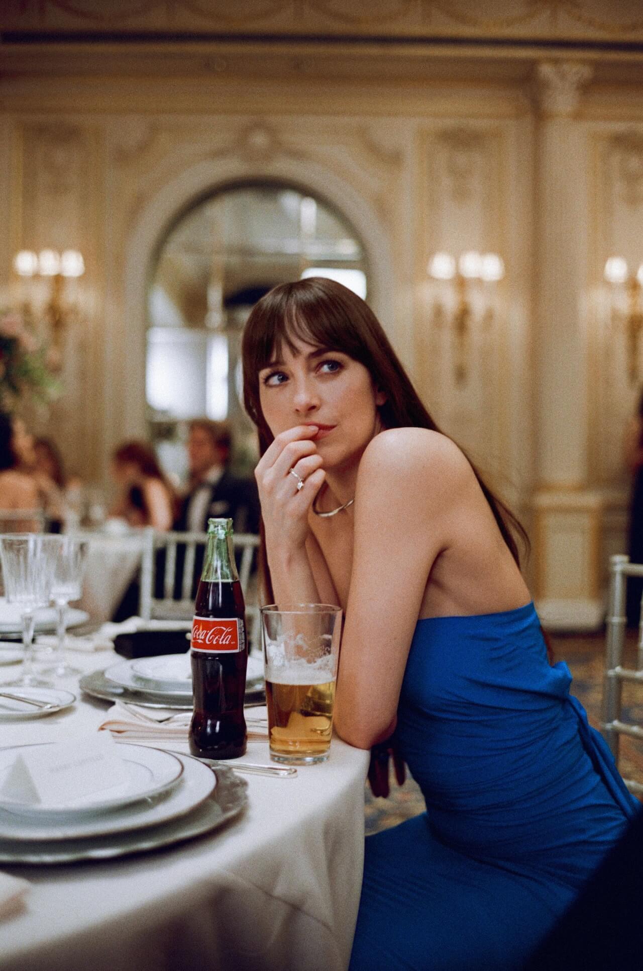 Material Love, arriva al Cinema il triangolo d'amore tra Dakota Johnson, Chris Evans e Pedro Pascal - https cdn.sanity.io images xq1bjtf4 production dfadde19e7b129e6005161d6bd3431f3e8c27391 2171x3275 1 - Gay.it