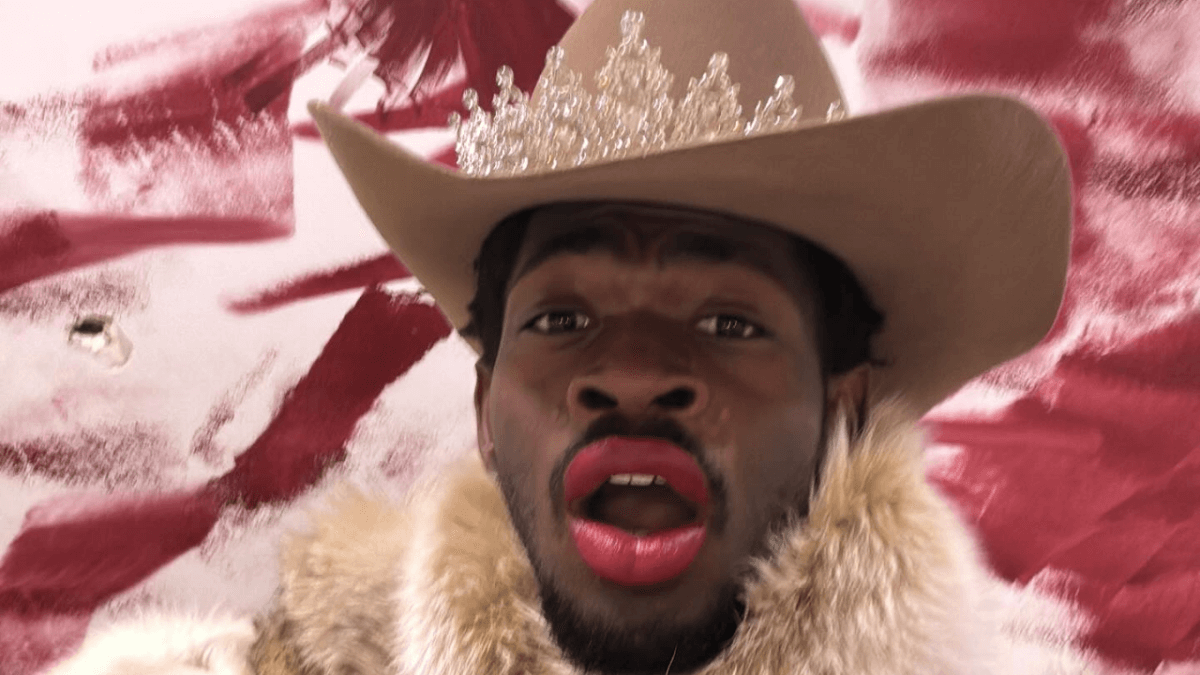 Lil Nas X, il padre svela nuovi dettagli: “Abbiamo pianto insieme in carcere”. Cosa rischia il rapper in caso di condanna