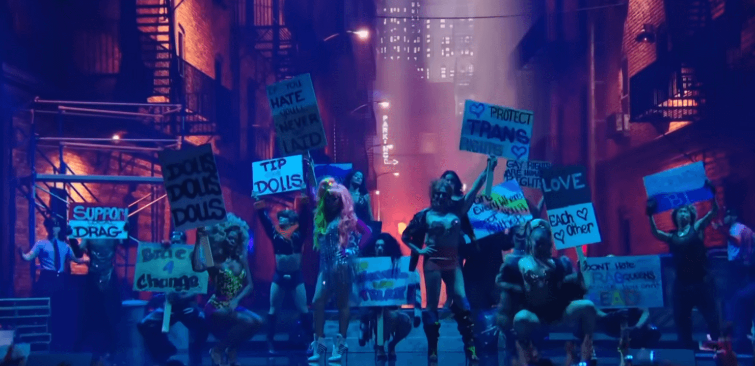 MTV VMA 2025, vincitori e momenti più queer con Ricky Martin, Lady Gaga, Sabrina Carpenter e Ariana Grande (VIDEO) - lorgoglio drag e trans di Sabrina Carpenter - Gay.it