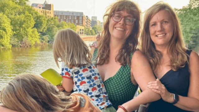 Giulia e Denise con i loro due bambini