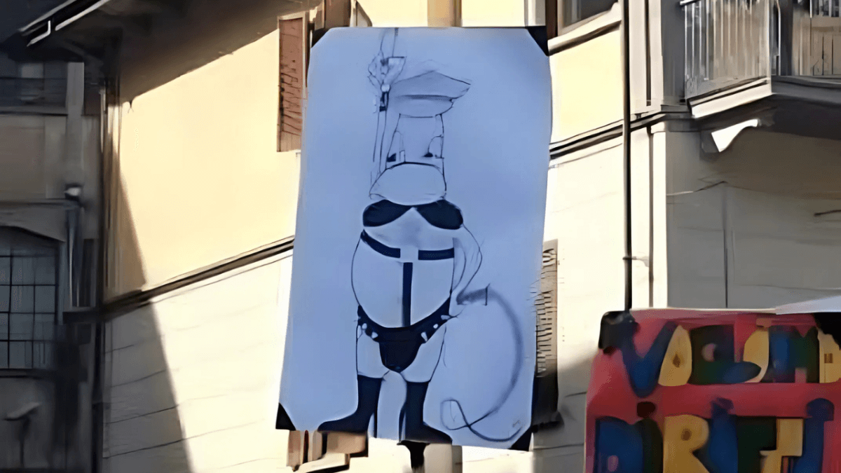 Omino Bialetti ‘bondage’ al Pride di Omegna, Fdl e Lega attaccano: “Sacrilegio, oltraggio”, per il Comune è “solo satira”