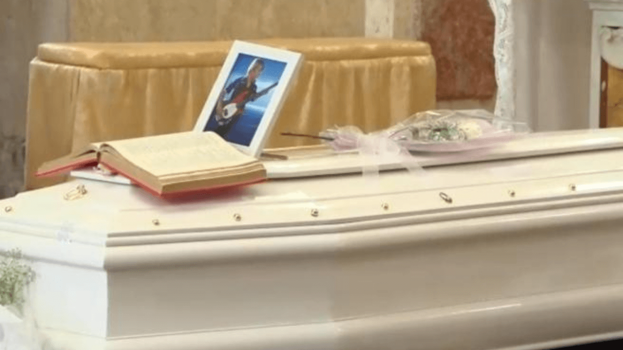 Il funerale di Paolo, suicida a 15 anni