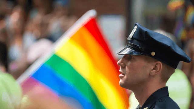 Adesivi omofobi contro la polizia