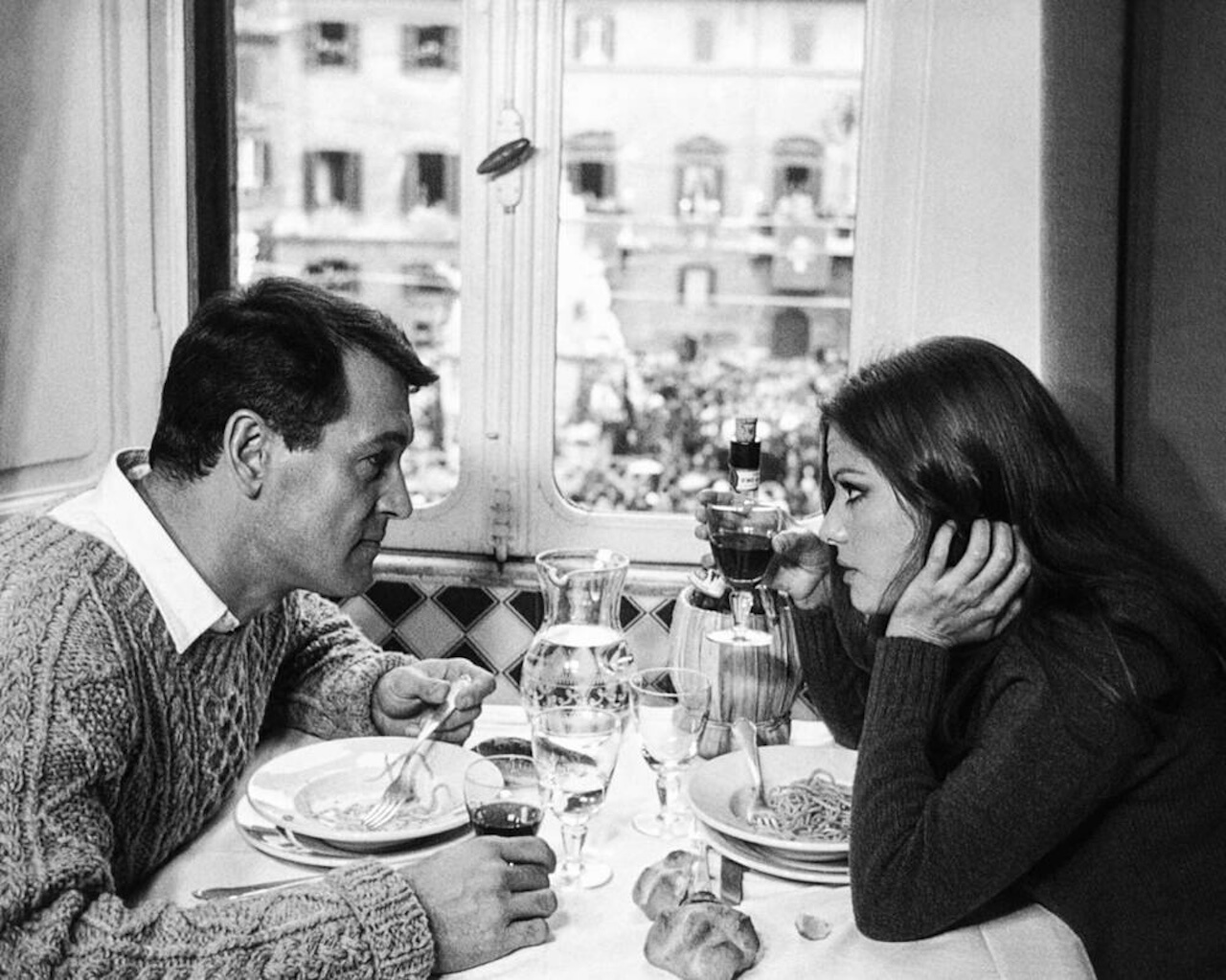 Quando Claudia Cardinale "salvò la vita" a Rock Hudson, gay mai dichiarato: "Facevamo finta di stare insieme" - rock hudson et claudia cardinale sur le tournage du film n couple pas ordinaire - Gay.it