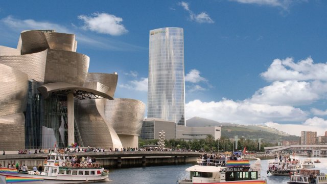 Spagna che sorprende: i Paesi Baschi tra contrasti, colori e atmosfere da vivere - 14 Bilbao P Baschi ZubiZuri Bridge Ente Spagnolo del Turismo Turespana - Gay.it