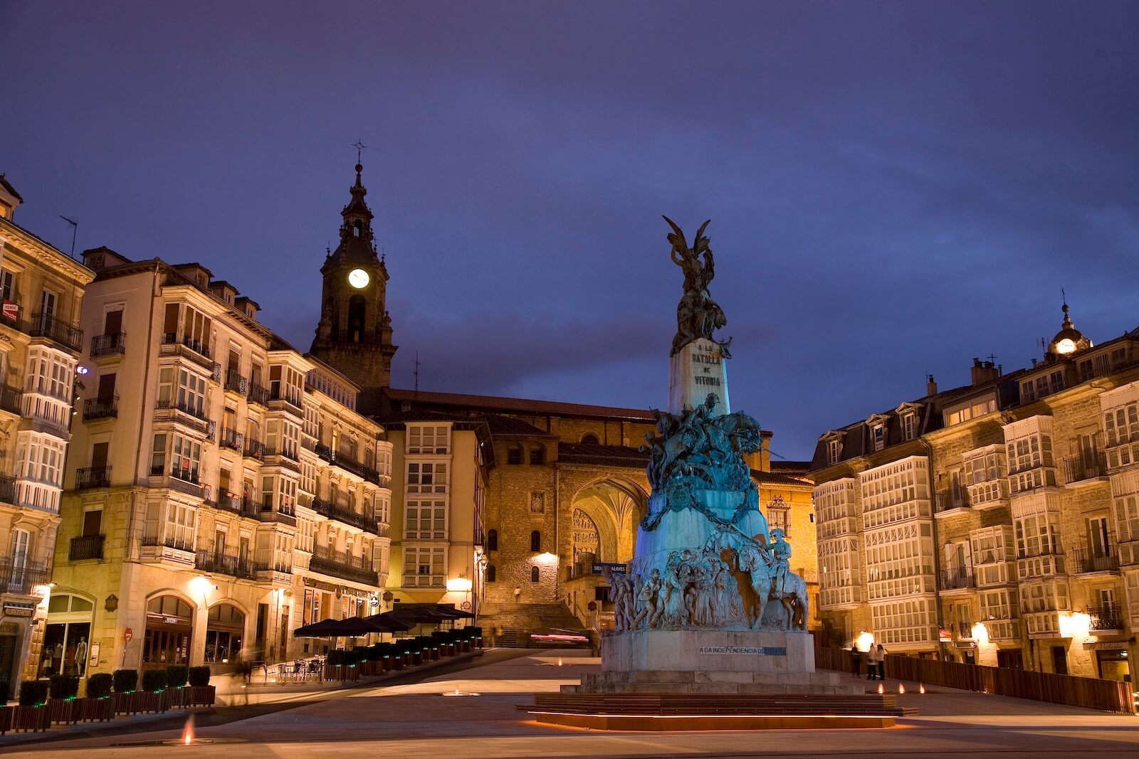 Spagna che sorprende: i Paesi Baschi tra contrasti, colori e atmosfere da vivere - 14. Vitoria P. Baschi Plaza Virgen Grande© Ente Spagnolo del Turismo Turespana - Gay.it