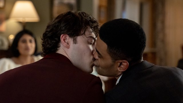 Adults 2 si farà, ufficiale il rinnovo della serie FX in Italia arrivata su Disney+ - ADULTS 108 4 01928r - Gay.it
