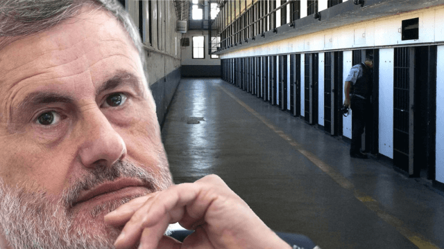 Gianni Alemanno, ex sindaco di Roma della destra dura e pura, ora in carcere a Rebibbia racconta: “Due gay in una cella per una persona con WC a vista. Storia di ordinaria follia da sovraffollamento, oppure brillante idea per garantire il diritto all’affettività?”