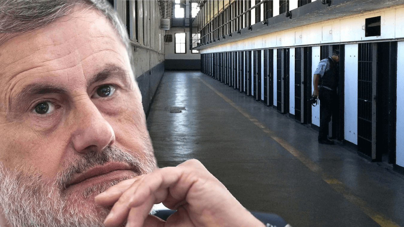 Gianni Alemanno, ex sindaco di Roma della destra dura e pura, ora in carcere a Rebibbia racconta: “Due gay in una cella per una persona con WC a vista. Storia di ordinaria follia da sovraffollamento, oppure brillante idea per garantire il diritto all’affettività?”