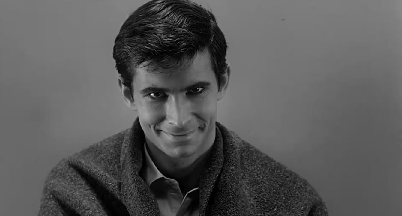 Monster 3, la vera storia di Anthony Perkins di Psyco tra teorie riparative e bisessualità a lungo taciuta - Anthony Perkins as Norman Bates in Psycho 3 1736350647961 - Gay.it