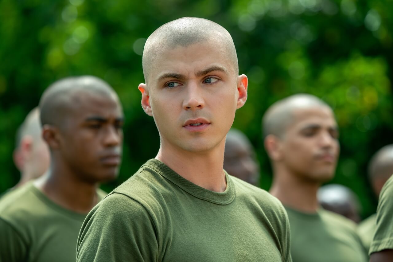 Boots, chi è Miles Heizer, adorabile "marine rosa" nella serie queer Netflix? - BOOTS AB 102 230614 04969 R - Gay.it