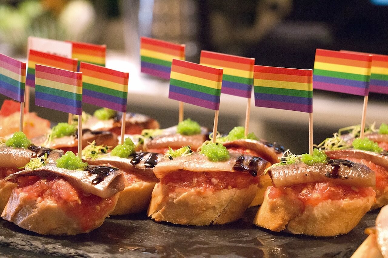 Spagna che sorprende: i Paesi Baschi tra contrasti, colori e atmosfere da vivere - Bilbao Tapas bar gay pride©Bilbao Turismo - Gay.it
