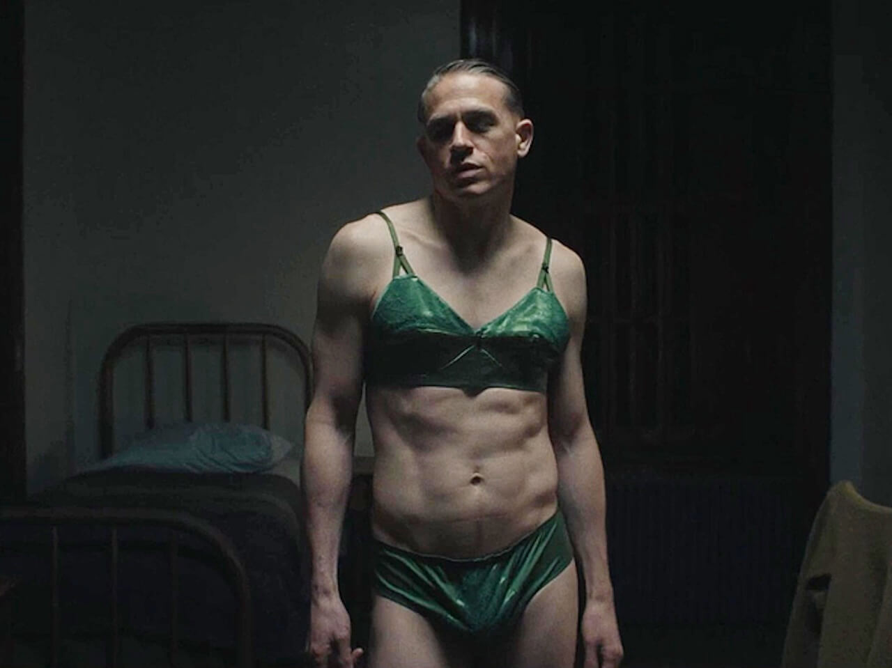 Monster 3, la vera storia di Christine Jorgensen, pioniera trans che Ryan Murphy fa interagire con Ed Gein - Charlie Hunnam in Monster 3 - Gay.it
