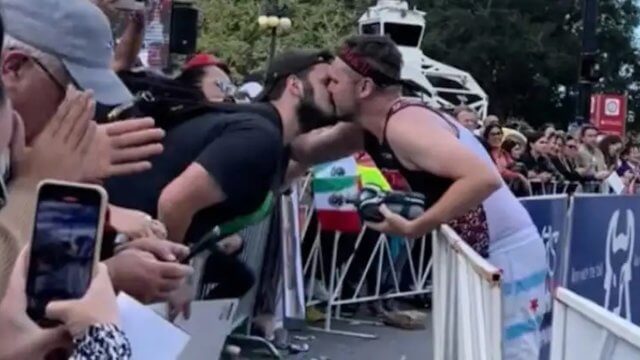 Chicago, corre la maratona e si propone al fidanzato. "Mi vuoi sposare?". La clip è virale - Chicago maratona - Gay.it