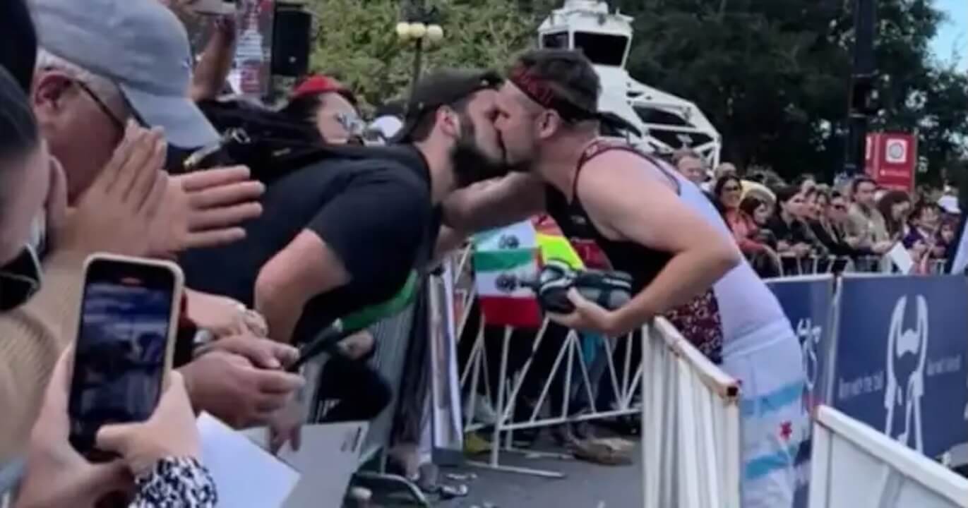 Chicago, corre la maratona e si propone al fidanzato. “Mi vuoi sposare?”. La clip è virale