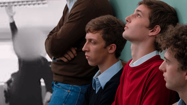 A sinistra a Roma, all’Istituto “Vincenzo Arangio Ruiz”, studenti durante un’occupazione alzano il braccio e gridano “duce, duce”. A destra una scena de "La scuola cattolica" (2021) di Stefano Mordini