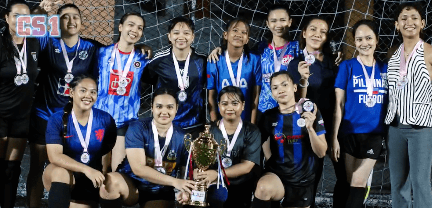 Filippine, la bellissima storia di una ragazza trans che ha fondato e allena una squadra di calcio - Heloise Haenel e la squadra - Gay.it