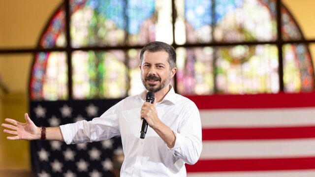 Pete Buttigieg e la possibile candidatura alle elezioni del 2028: "Se mi riservate un posto, ci sarò" (VIDEO) - Pete Buttigieg presidente - Gay.it