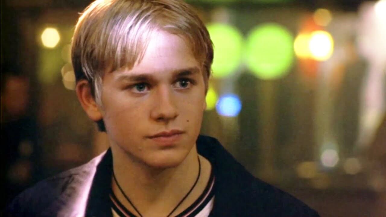 Charlie Hunnam, da Queer as Folk a Ed Gein in Monster 3, ricorda quando suo padre gli chiese se fosse gay - Queer as Folk - Gay.it