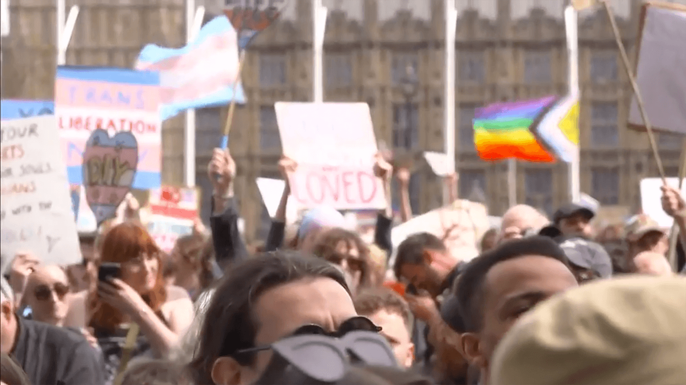 Proteste a Londra a supporto dei diritti trans.