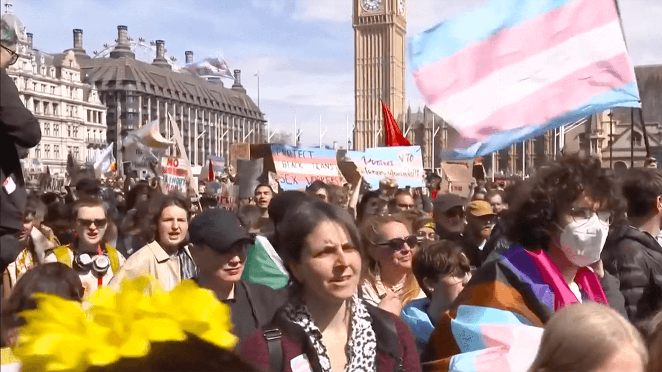 La Corte di Giustizia Europea ha inviato un duro richiamo al Regno Unito per la crescente transfobia istituzionale che tende ad escludere le persone trans dalla vita sociale.