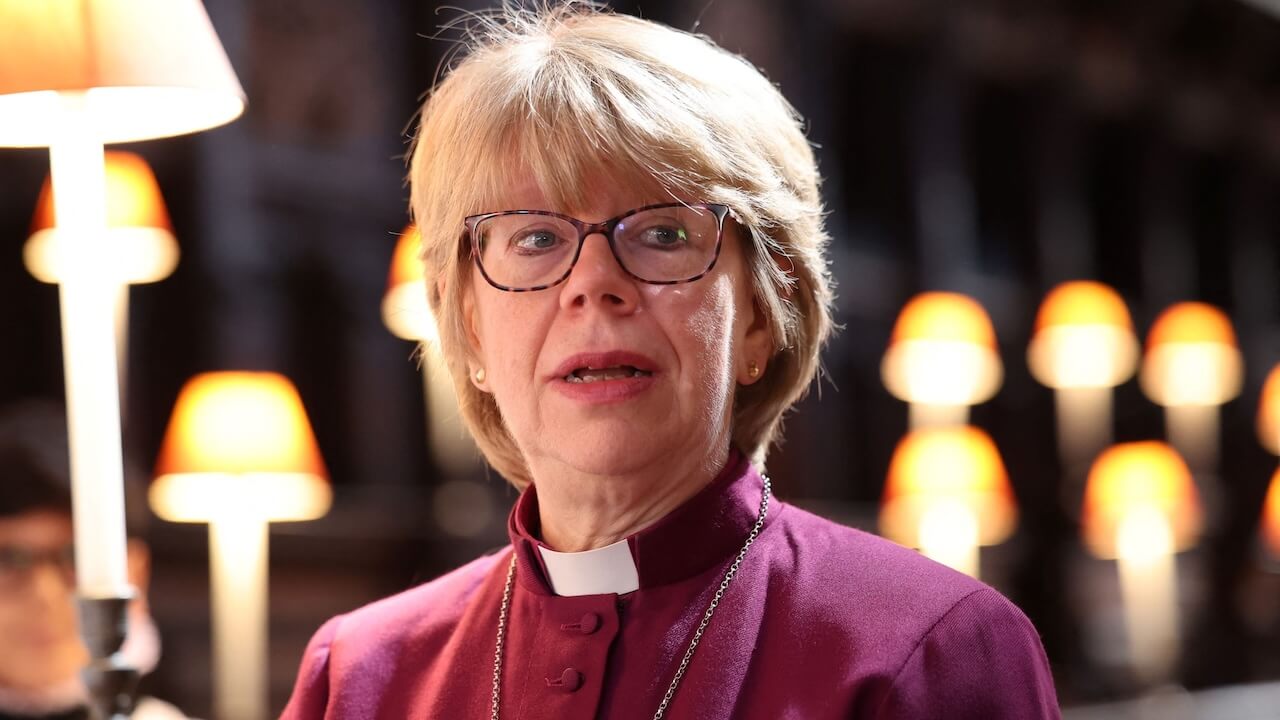 Cherry Vann, prima arcivescova lesbica del Galles: "Dio è più grande della Chiesa. Dio ama tutti i suoi figli" - Sarah Mullally - Gay.it