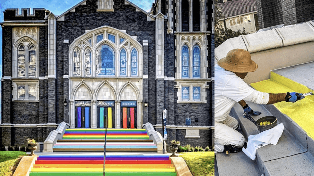 Texas, chiesa dipinge d’arcobaleno le scale d’ingresso: “La fede non tace di fronte al male”
