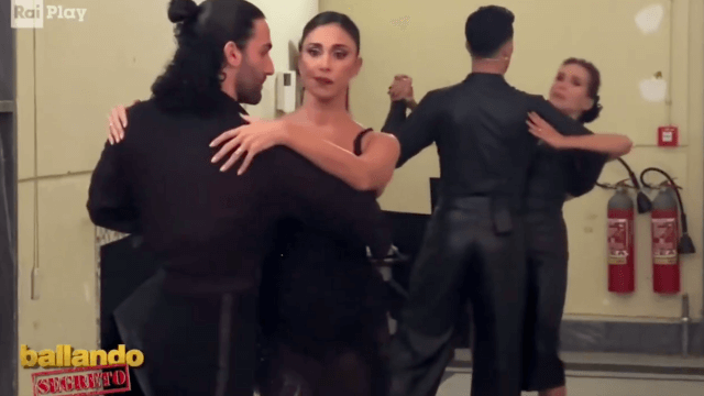 Ballando con le Stelle, il video di Barbara d'Urso e Belen Rodriguez nel backstage