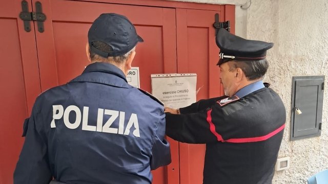 Palermo, cori omofobi in un bar ai danni di un cliente. Questore ordina la chiusura per 5 giorni - bar di Castelbuono chiuso per omofobia - Gay.it