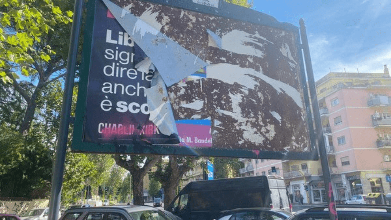 Manifesti Pro Vita per Charlie Kirk vandalizzati a Roma