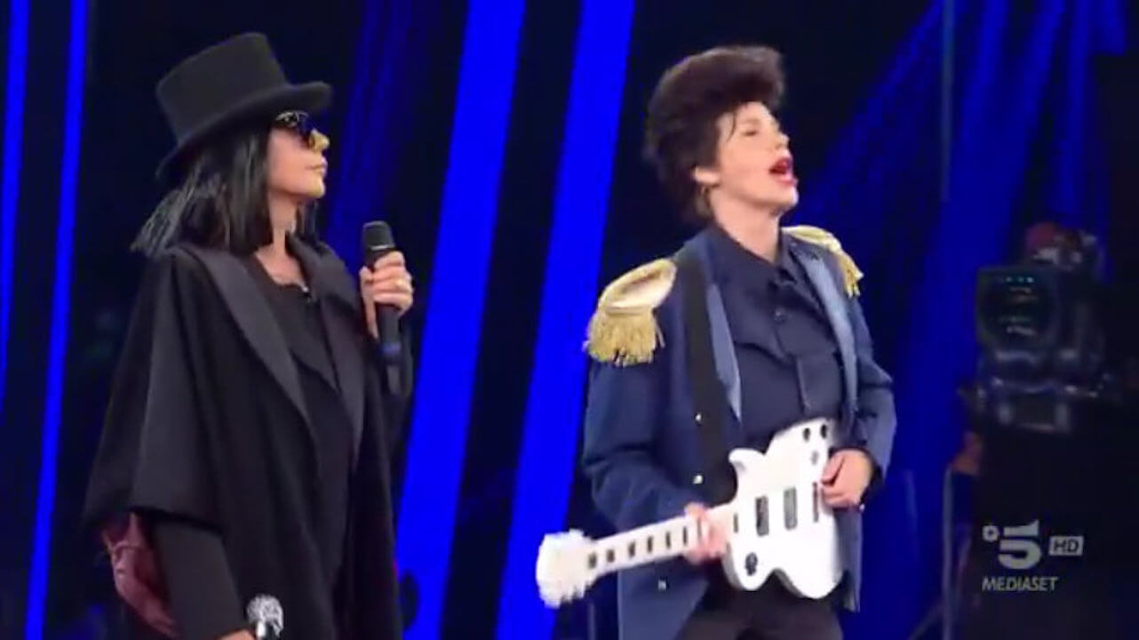 Maria De Filippi imita Renato Zero