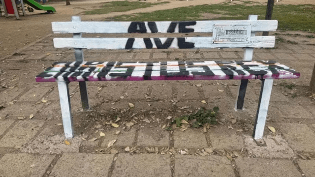 La panchina arcobaleno vandalizzata nel Parco delle Valli a Roma