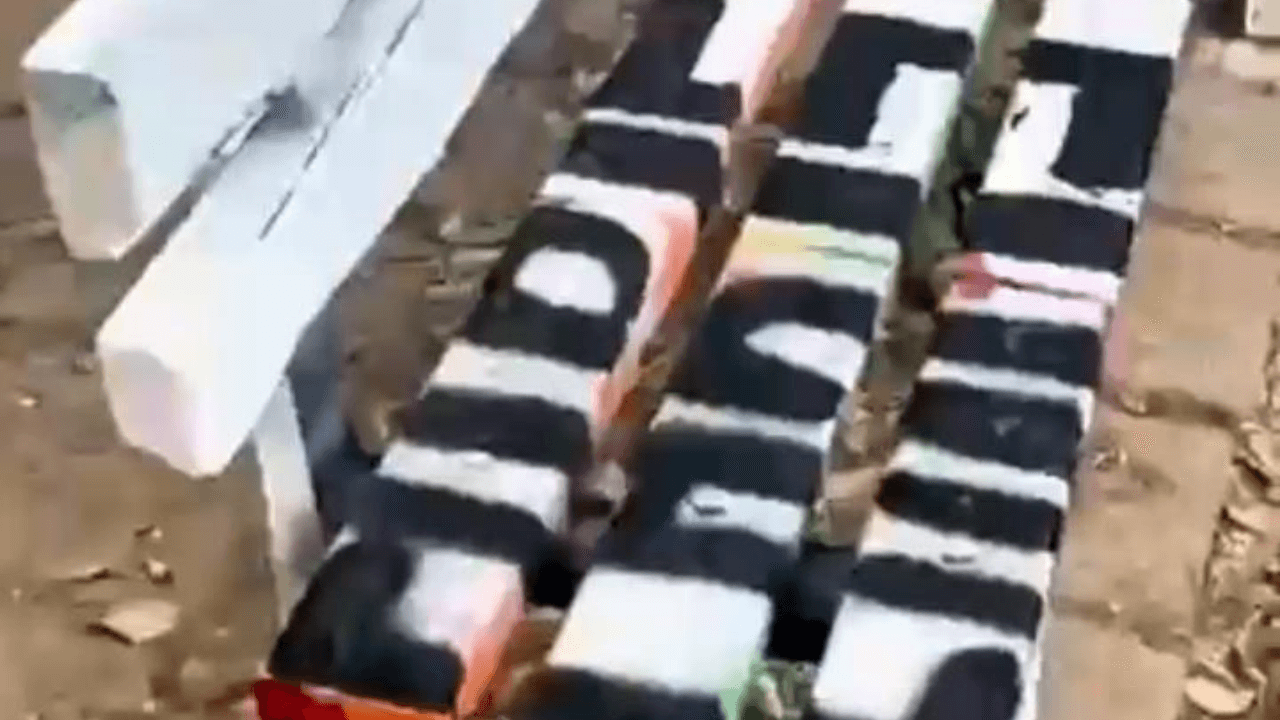 Panchina arcobaleno vandalizzata