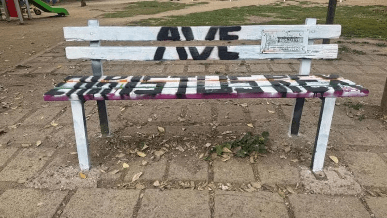 Roma, vandalizzata la panchina arcobaleno del Parco delle Valli: atto omofobo nel luogo dell’omicidio di Paolo Seganti