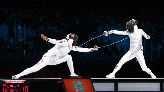 Dinah Yukich, la schermitrice trans fa causa a USA Fencing e al Comitato Olimpico per il divieto imposto - schermitrici in pedana - Gay.it