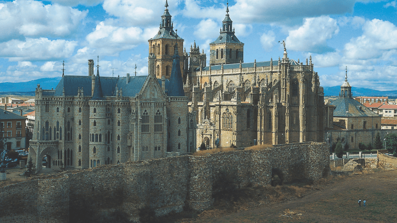 Astorga (Leon) Palazzo Vescovile (Arch. : A. Gaudí) e Cattedrale