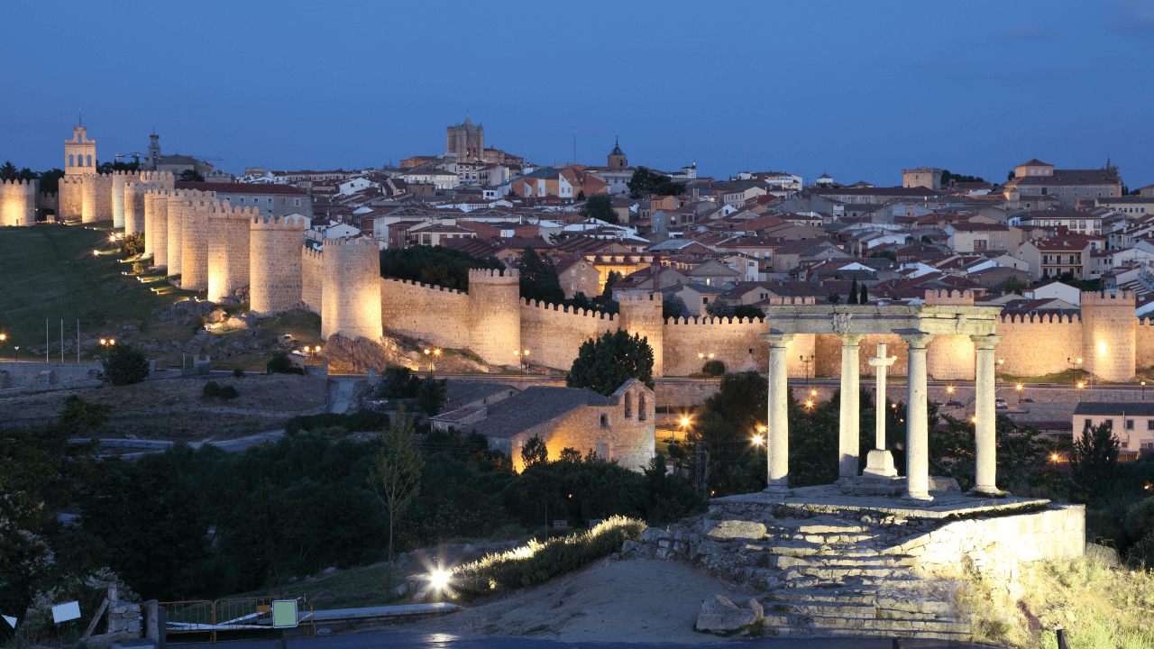 Avila, vista parziale con cinta muraria e belvedere dei Cuatro Postes