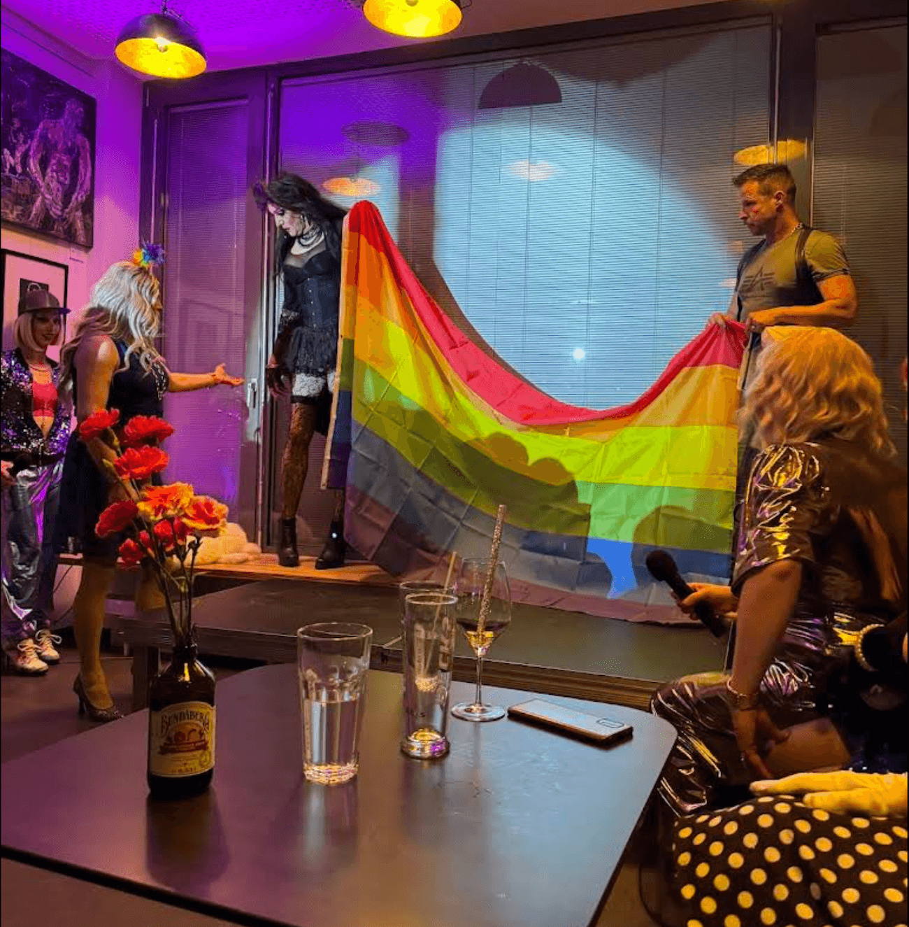 Pink Christmas a Monaco: tra vin brulé, drag show e freddo che scalda - Cafe Im Sub Monaco di Baviera gay - Gay.it
