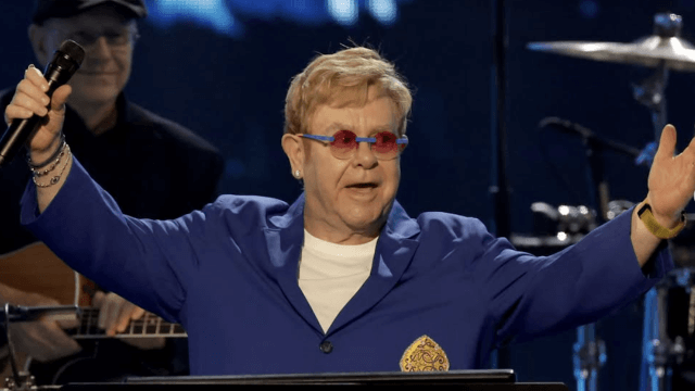 Elton John e la lotta contro l'hiv/aids frenata dai tagli: "Sono infuriato, è frustrante. Abbiamo gli strumenti per porre fine a tutto questo" - Elton John - Gay.it