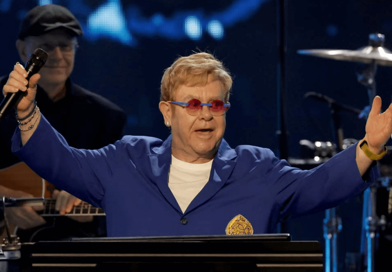 Elton John e la lotta contro l’hiv/aids frenata dai tagli:  “Sono infuriato, è frustrante. Abbiamo gli strumenti per porre fine a tutto questo”
